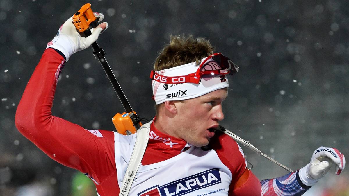 Der Norweger Tarjej Boe ist wild entschlossen, die vor ihm laufenden Franzosen und Tschechen noch einzuholen. Am Ende reicht es für die Skandinavier aber nur zu Platz drei