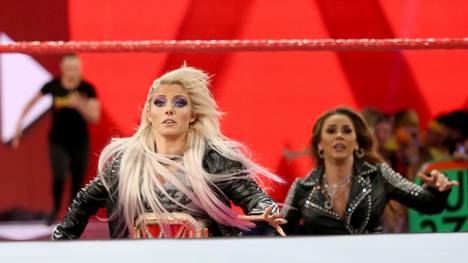Ronda Rousey (hinten links) jagte bei WWE Monday Night RAW Alexa Bliss (M.) und Mickie James