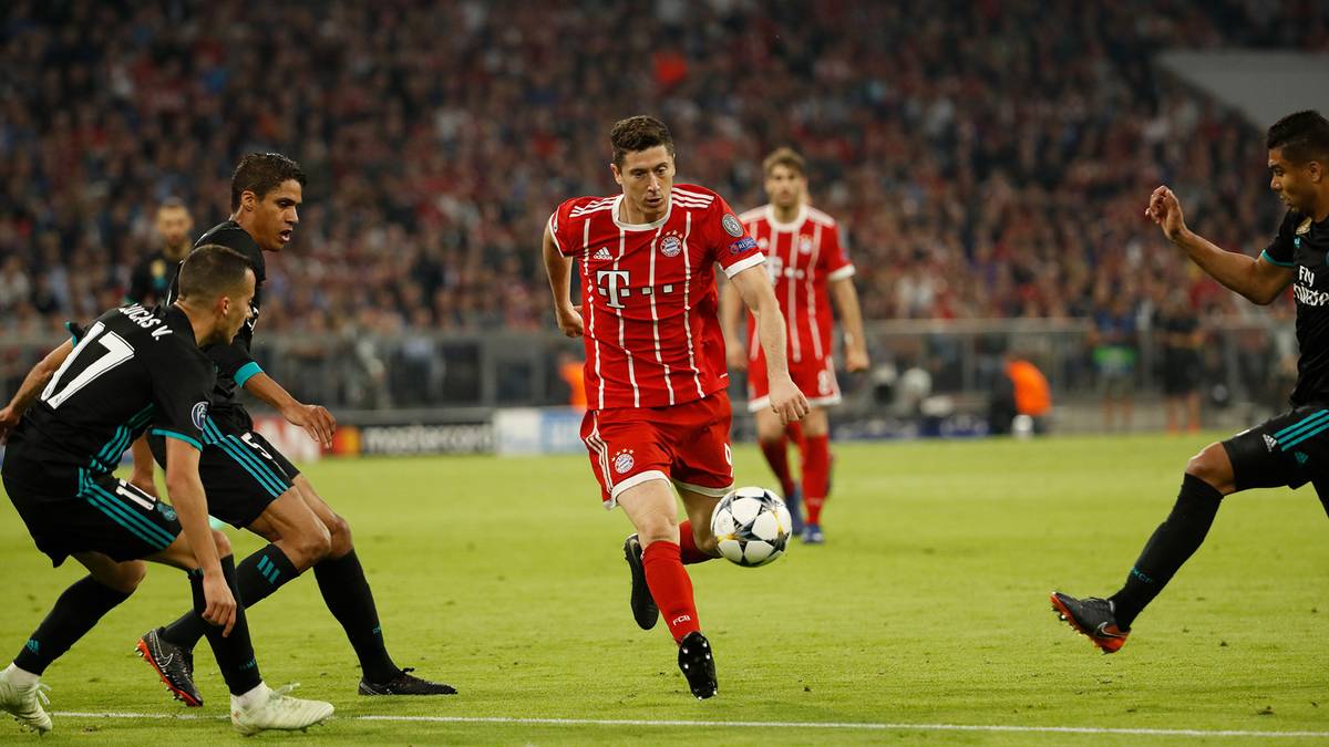 Die Gerüchte um einen Abgang reißen nicht ab. Trotzdem performt er in der Liga gut und gewinnt ohne Probleme die Torjägerkanone