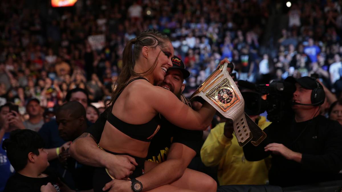 Besonders emotional feiert die neue WWE-Queen mit ihrem Ehemann Travis Browne