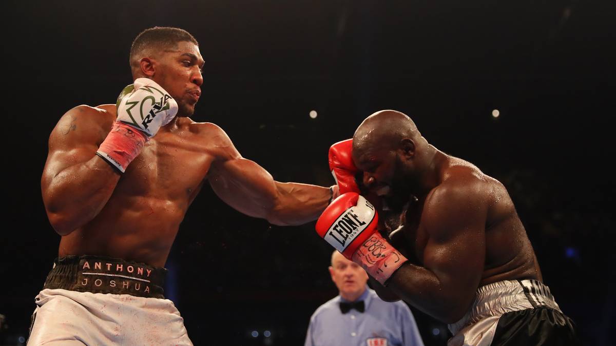 Auch im Ring ging es heiß her, und dabei musste nicht nur der gebürtige Kameruner Takam einstecken 