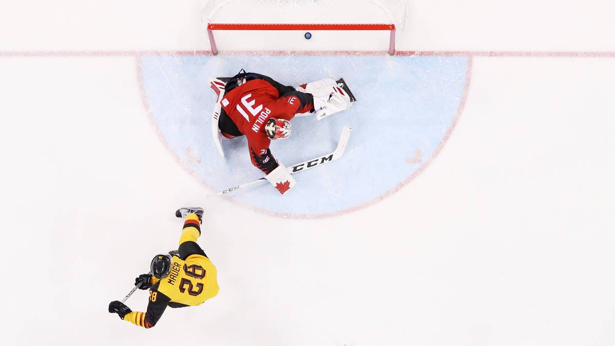 23. FEBRUAR, Halbfinale gegen KANADA (4:3-Sieg): Gegen Rekord-Olympiasieger Kanada legt Deutschland einen herausragenden Start hin, nach 27 Minuten führt das Team von Trainer Sturm klar und völlig überraschend mit 3:0. Ein besonders schönes Tor gelingt dabei Frank Mauer, der den Eishockeyschläger durch seine eigenen Beine führt, bevor er den Puck ins Tor befördert