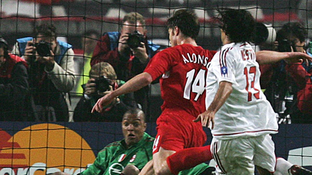 Die "Reds" treten 2005 im Champions-League-Endspiel gegen den AC Mailand an und liefern eines der verrücktesten Finals der Geschichte ab. Bereits mit 0:3 zurück, dreht Liverpool das Spiel. Alonso erzielt dabei das 3:3, das die Engländer in die Verlängerung hievt