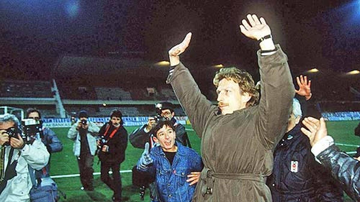 Im Dezember 1993 ist Schluss in Stuttgart. Und Daum wagt erstmals den Sprung ins Ausland, genauer gesagt in die Türkei. Dort wird er nicht nur auf dem Rasen gefeiert