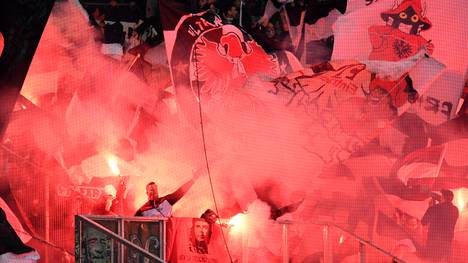 Fans von Eintracht Frankfurt zünden ein Feuerwerk 