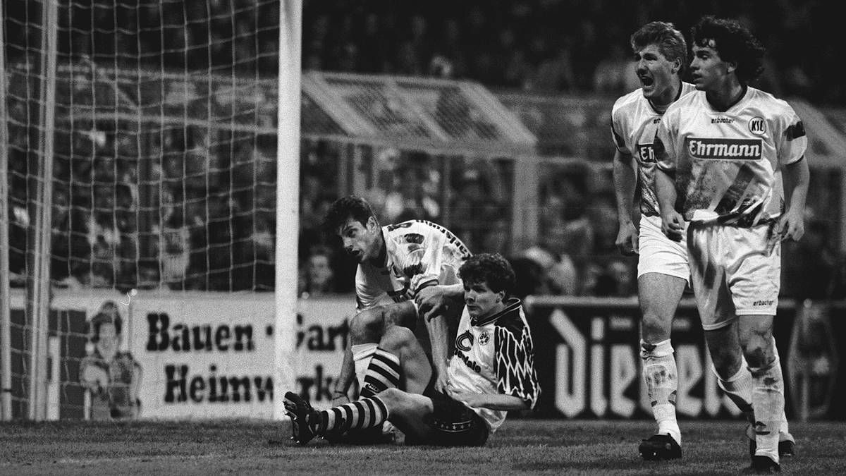 MÖLLER-SCHWALBE: Sie gilt als die Mutter aller Schwalben. In der Saison 1994/1995 hebt Andreas Möller beim Spiel seines BVB gegen den Karlsruher SC auf besonders plumpe Weise ab. Der Schiedsrichter fällt auf die Täuschung rein und pfeift Elfmeter, den Michael Zorc zum Ausgleich verwandelt