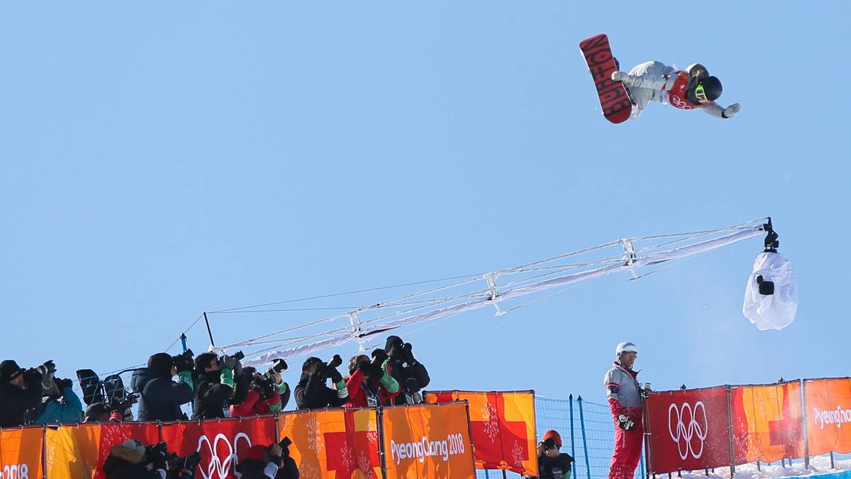 Am vierten offiziellen Wettkampftag steht bei den Snowboarderinnen das Halfpipe-Finale an. Spektakuläre Bilder wie dieses hier sind quasi garantiert. Die Kamera kommt dieser Athletin bei ihrem Sprung scheinbar gefährlich nahe