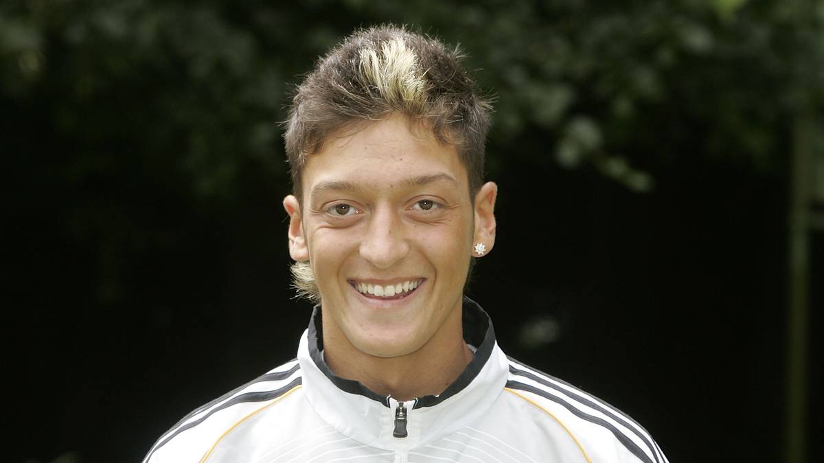 Mesut Özil fiel in jungen Jahren auch mit seinen Frisuren auf