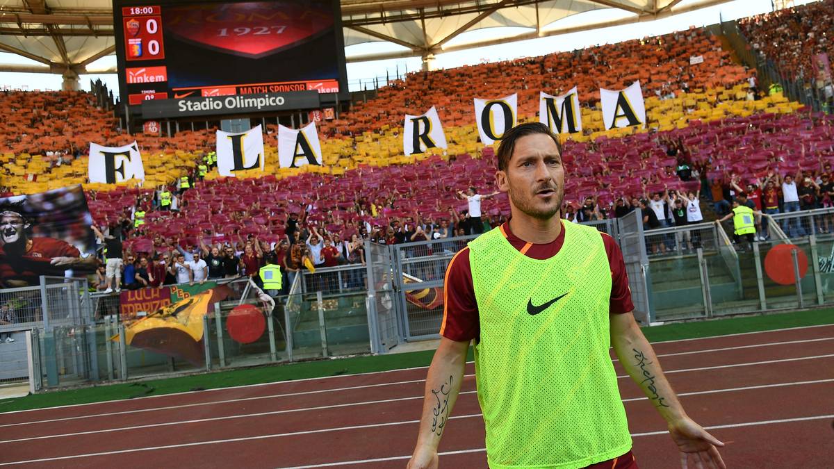 Mit einer großen Choreographie bereiten die Fans der Giallorossi dem Stürmer einen gebührenden Abschied. Die Botschaft ist klar: "Totti ist die Roma"