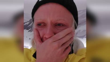 Trotz drei negativer Coronatests muss Skeleton-Fahrerin Kim Meylemans in Isolation bleiben - und vergießt bittere Tränen. Doch es gibt ein olympisches Happy End.