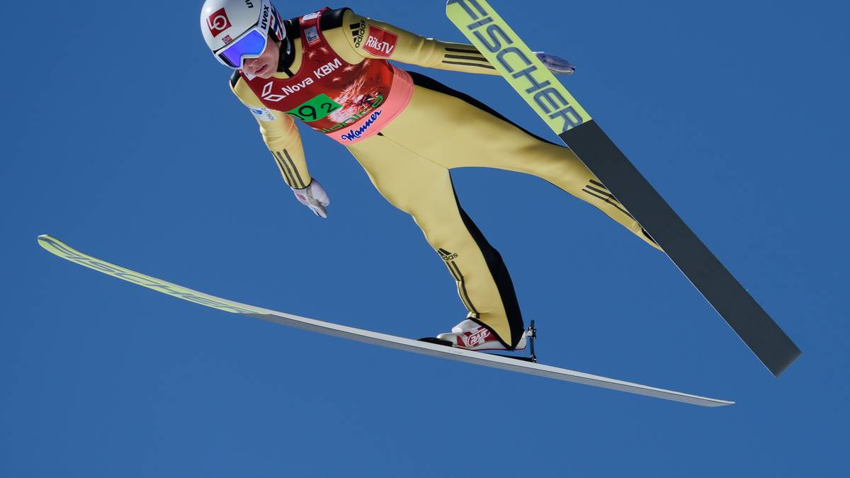 Das sagt Hannawald: "Er hat in einzelnen Sprüngen seine tolle Flugtechnik gezeigt - und wenn er den Absprung trifft, dann funktioniert’s bei ihm. Er ist aber ein bisschen zu wetterabhängig: Bei ruhigem Wind oder Aufwind ist er brandgefährlich, bei Rückenwind tut er sich schwer."
