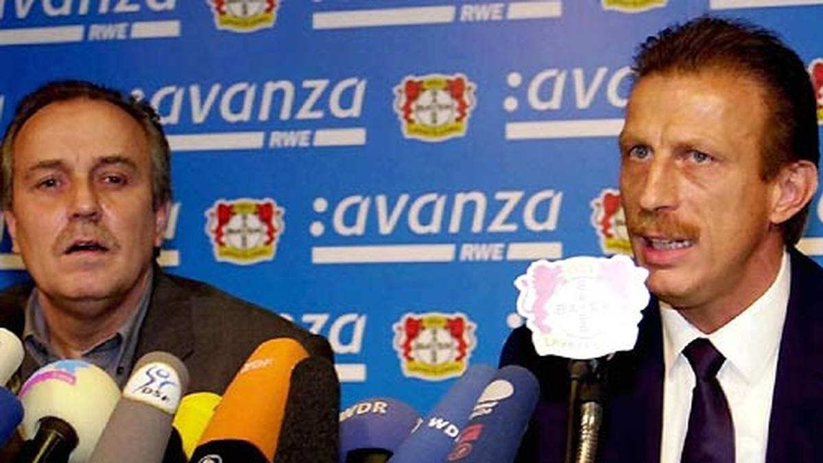 1996 lockt dann ausgerechnet FC-Rivale Bayer Leverkusen. Und Daum kehrt zurück nach Deutschland, macht aus dem Werksklub die Nummer zwei in der Bundesliga. Seine Motivationsmaßnahme, die Spieler über Glasscherben laufen zu lassen, ist legendär