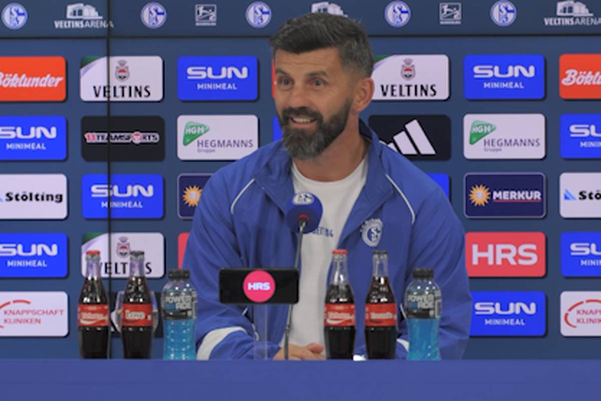 Gute Laune auf Schalke. Trainer Miron Muslic ist sichtlich begeistert von seinem Outfit. Nebenbei gibt es eine kleine Lehrstunde aus Tirol von Schalker Hauptübungsleiter.