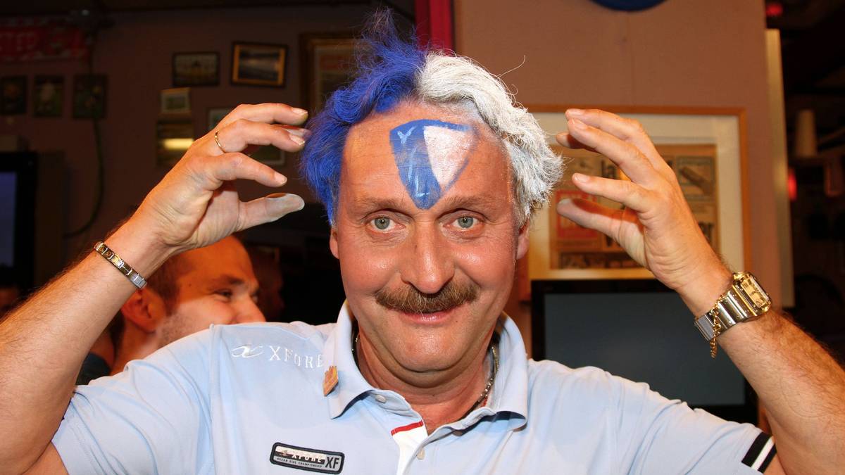 Nebenbei ist Neururer als Experte für SPORT1 tätig. Auch im TV bekennt er sich nicht nur optisch zu seinem Verein