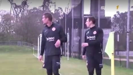 Nach Ablauf der zweiwöchigen Quarantäne nimmt die Eintracht den Trainingsbetrieb auf dem Platz wieder auf. Trainiert wird allerdings nur in Kleingruppen.