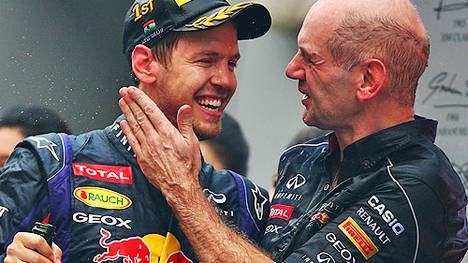 Adrian Newey (r.) feiert mit Sebastian Vettel einen Sieg bei einem Formel 1 Grand Prix