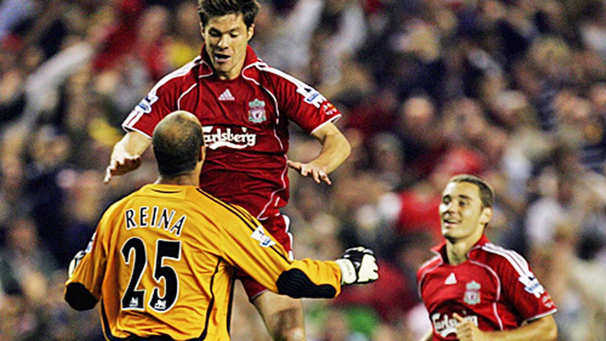 Alonso hamstert in England nicht nur Titel, er sorgt auch für wunderschöne Tore. Im Spiel gegen Newcastle United trifft der Spanier 2006 aus über 50 Metern und zementiert seinen Heldenstatus bei den Liverpool-Fans