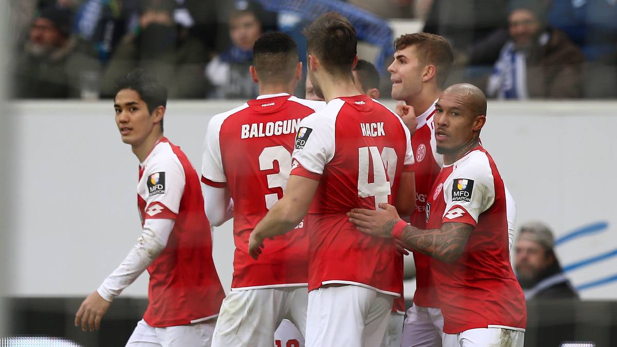 Weil sich die Hoffenheimer das 3:2 durch Berggren aber selbst einbrocken, müssen sie bis kurz vor Schluss zittern. Dann sorgt Kramaric mit einem sagenhaften Freistoßstrahl für das entscheidende 4:2 (88.) 