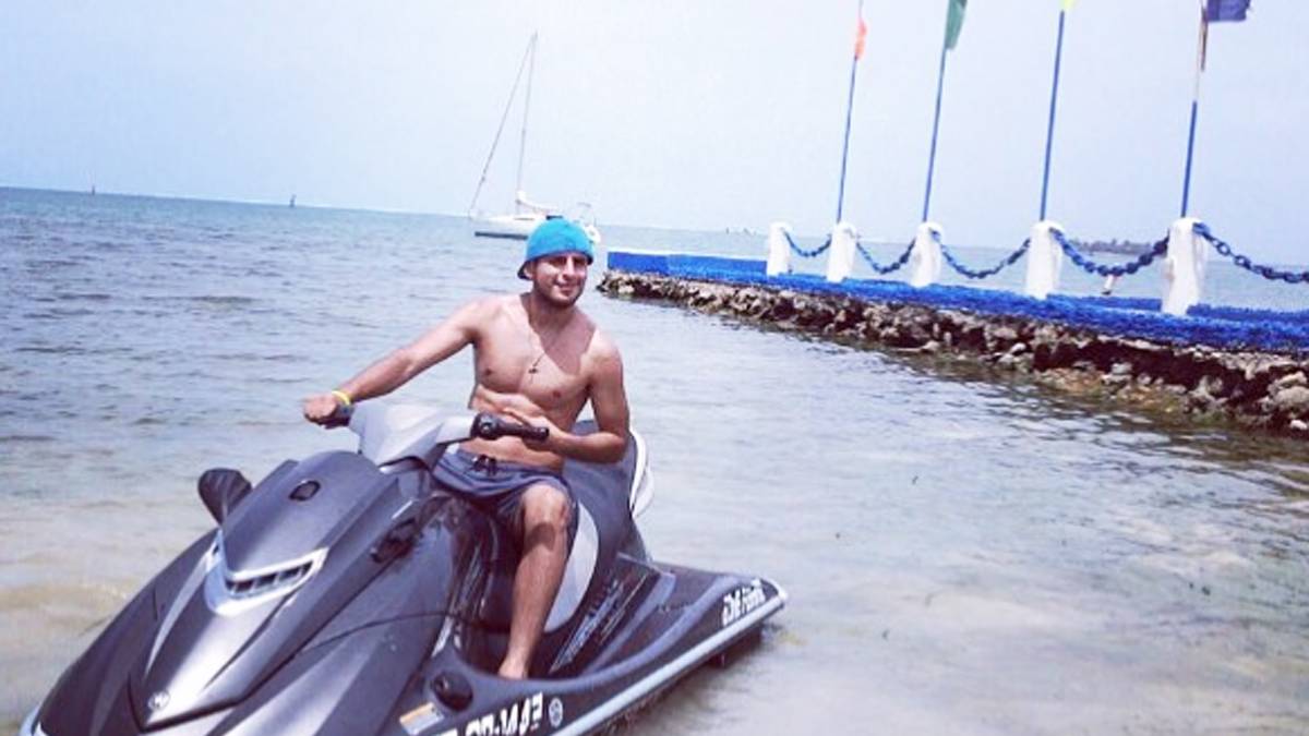 Während die Kollegen von Eintracht Frankfurt mitten in der Vorbereitung sind, fröhnt Carlos Zambrano dem Jetskifahren. Der Peruaner spielte bis vor kurzem noch mit dem Nationalteam seines Landes bei der Copa Amerika. Deshalb darf er sich noch etwas erholen