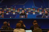 Vor dem Champions-League-Spiel gegen Celtic Glasgow sind BVB-Trainer Nuri Sahin und Mittelfeldspieler Pascal Groß auf der Pressekonferenz. Der Trainer sorgt mit einem Seitenhieb gegen Groß für einen Lacher.