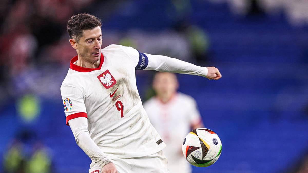 Polen (Heim) - Ausrüster: Nike - Auch er wird bei der EM dabei sein: Superstar Robert Lewandowski in den weißen Heimtrikots. 