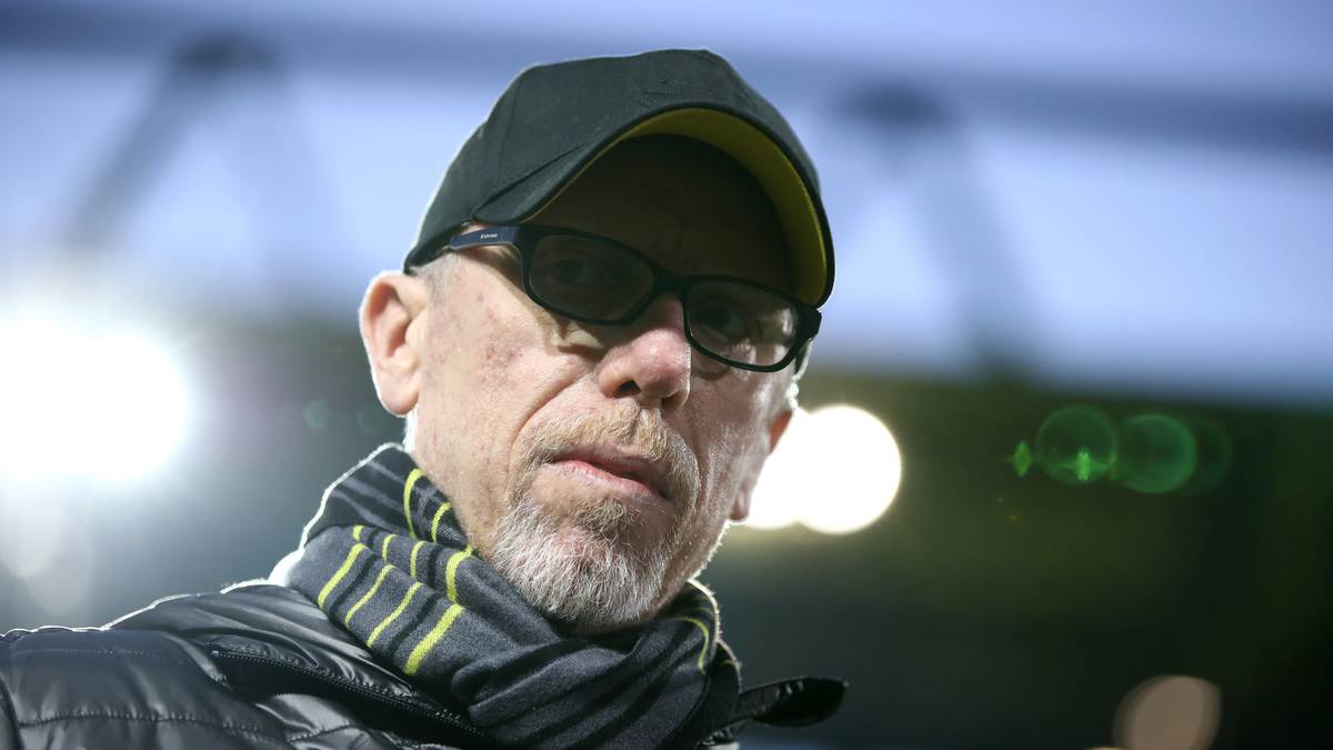 Dortmunds Trainer Peter Stöger schaut skeptisch drein. Sein Team ist feldüberlegen, aber offensiv noch ohne die letzte Durchschlagskraft