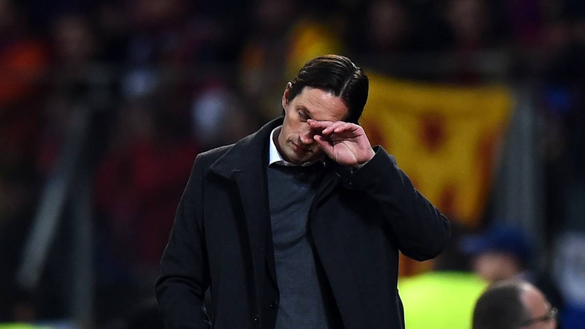 Bayer-Coach Roger Schmidt kann es nicht fassen. Der Traum vom Weiterkommen ist dahin - es bleibt allein der Start in der UEFA Europa League