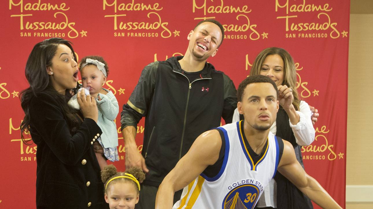 Tochter weint wegen Currys Wachsfigur