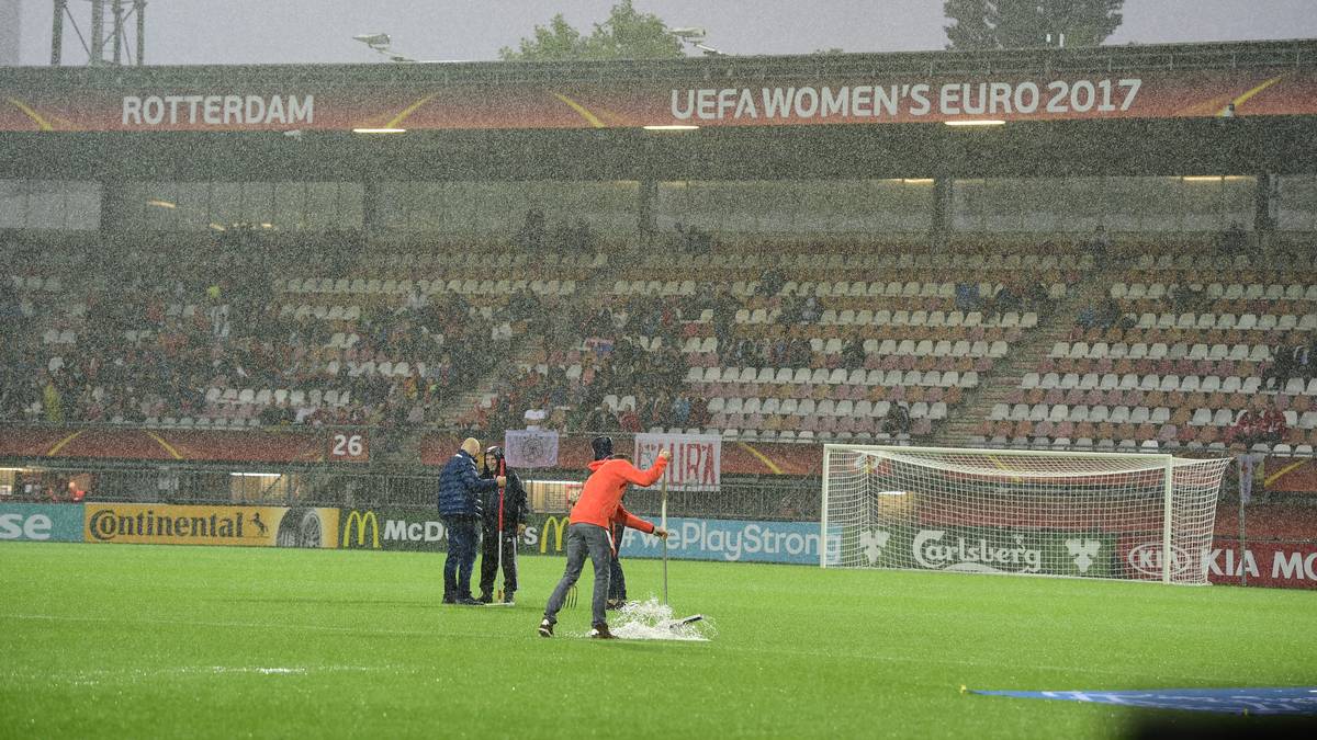 Land unter! Der Rasen gleicht einer grünen Pfütze