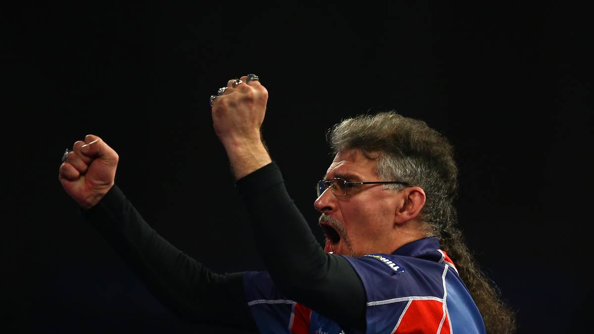 Das (wenn auch fragwürdige) optische Highlight des Abends setzt ganz zum Schluss noch Aleksandr Oreshkin. Doch der Russe hat beim Duell mit Mervyn King zunächst mehr zu bestellen als nur "die Haare schön" und gewinnt die ersten beiden Sätze