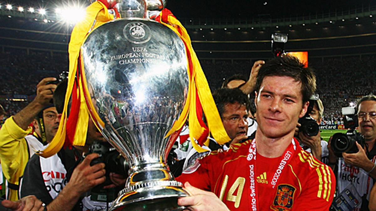 2008 folgt auch der erste große Titel mit der Nationalmannschaft. Im EM-Endspiel in Wien besiegt Spanien die deutsche Mannschaft mit 1:0 und sichert sich den Titel: der Beginn einer großen Ära