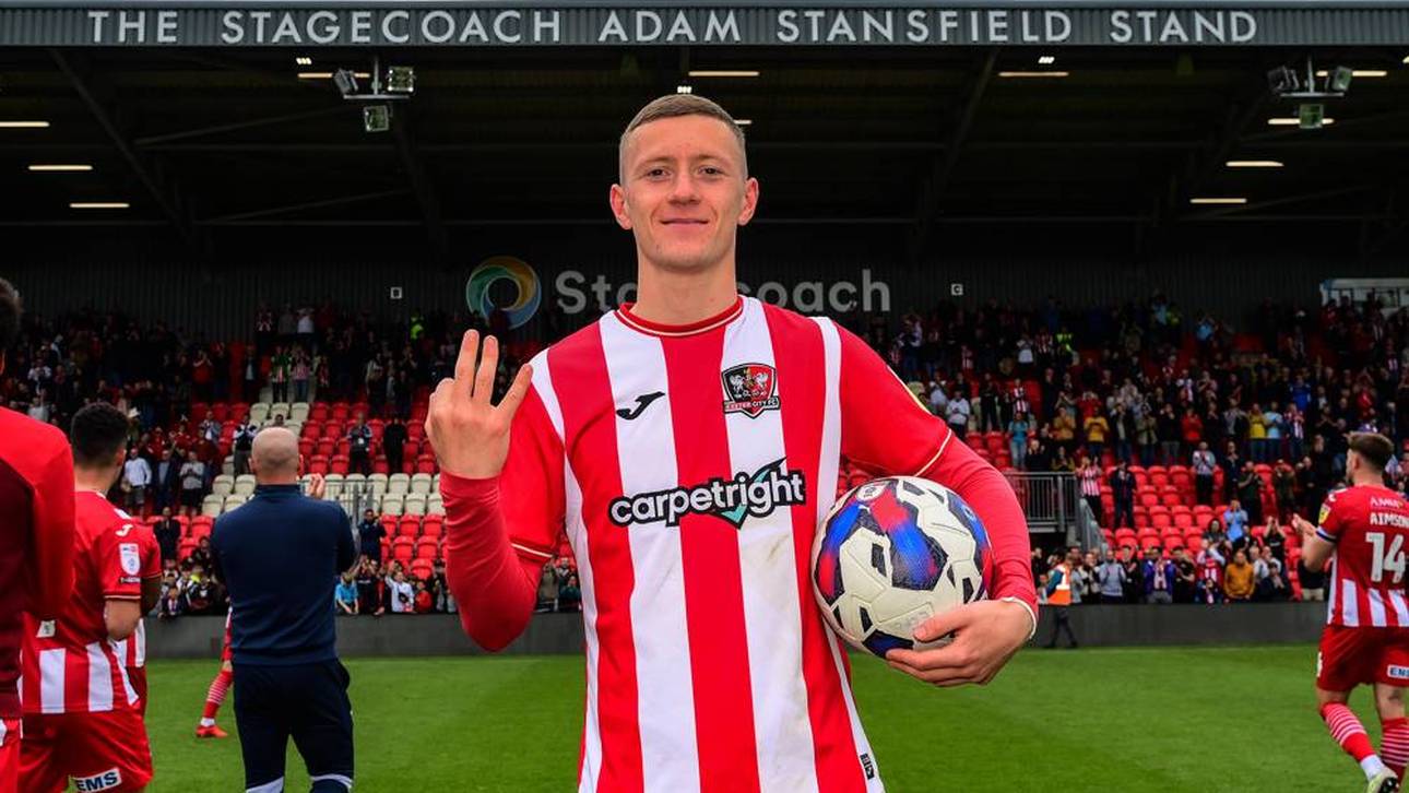 Jay Stansfield poste nach seinem Hattrick vor der Tribüne zu Ehren seines Vaters. 