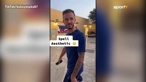 Buyako Saka nutzt die Zeit bei der WM und versorgt seine Fans mit Content der englischen Mannschaft. Auf TikTok startete er jetzt seine Serie "Spelling School" und geht damit viral. 