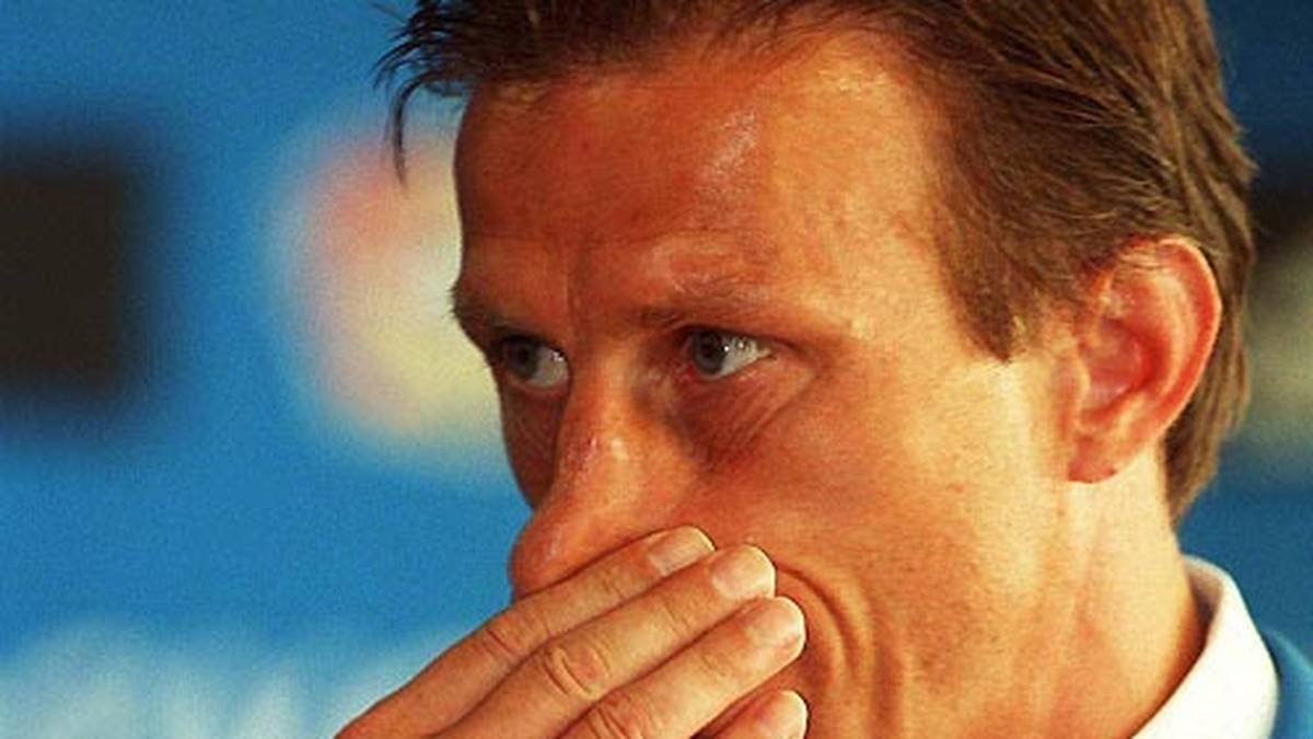 Für den Coach kommt es jedoch noch schlimmer. Nach der Kokain-Affäre wird er im Oktober 2000 nicht nur entlassen, sondern ist in Fußball-Deutschland (vorerst) untragbar
