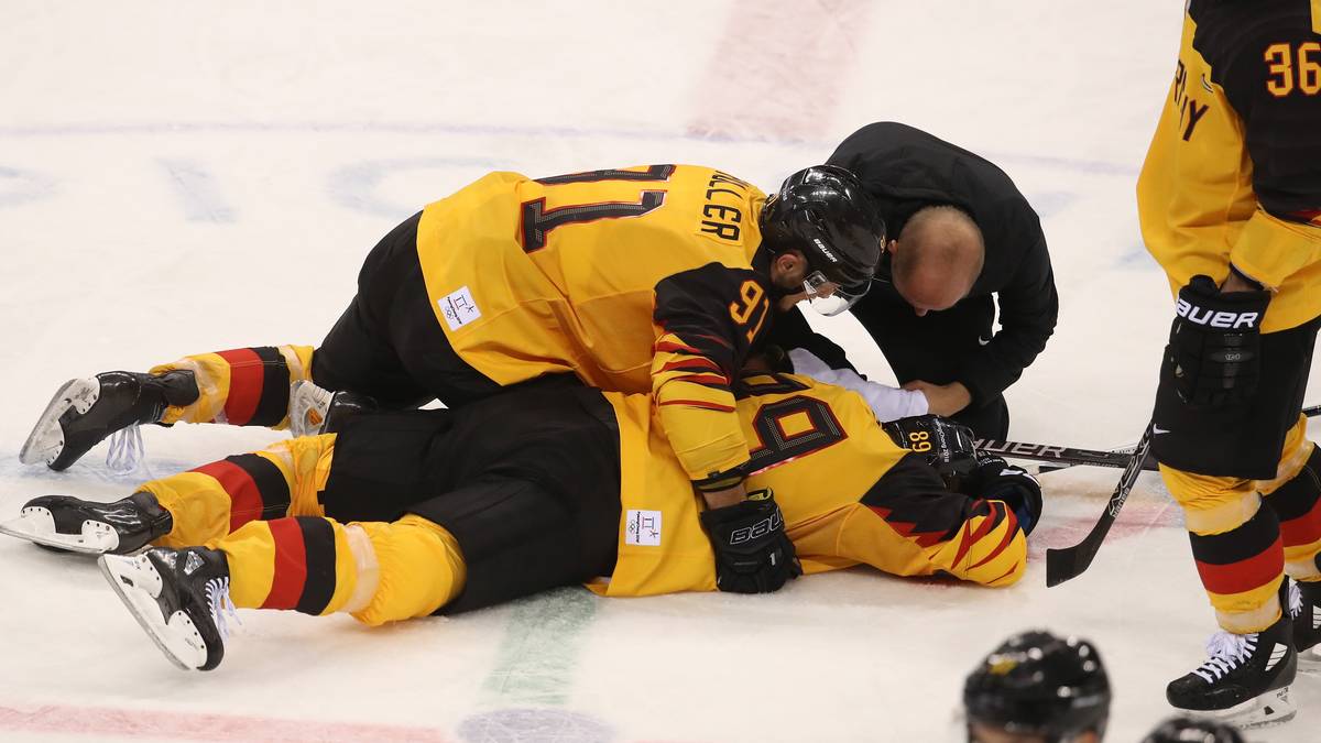 Der Final-Einsatz von Wolf im Finale war zunächst fraglich. Im Halbfinale gegen Kanada musste er nach einem brutalen Hit gegen seinen Kopf das Eis verlassen. Die einmalige Chance auf ein Olympia-Finale ließ er sich aber nicht entgehen und stand auch im Endspiel seinen Mann