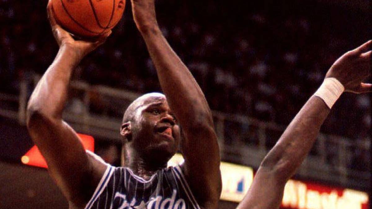 PLATZ 3 - SHAQUILLE O' NEAL (28,5 PER): 1992 drafteten die Orlando Magic den Center und "Diesel" lief von Anfang an heiß. Im zweiten NBA-Jahr gelangen ihm pro Partie 29,3 Punkte, 13,2 Rebounds und 2,4 Assists bei 81 Einsätzen. Später wurde O'Neal bei den Los Angeles Lakers zum Trophäensammler. Vier NBA-Titel, 15 Teilnahmen beim All-Star-Game und dreimaliger Finals-MVP. 2016 wurde er in die Hall of Fame aufgenommen