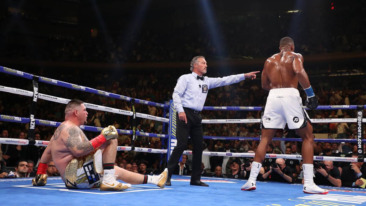 In der dritten Runde schien alles den erwarteten Gang zu nehmen. Titelverteidiger Joshua schickte Ruiz erstmals auf den Ringboden