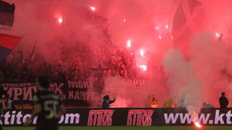 Beim Belgrad-Derby befinden sich 20.000 Fans dichtgedrängt im Stadion