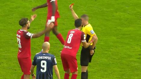 Klaus Gjasula muss im Spiel gegen den SV Waldhof Mannheim mit Rot vom Platz. Nach der Partie lässt der Spieler von Rot-Weiss Essen seinen Emotionen freien Lauf und fordert Strafen gegen Schiedsrichter. 