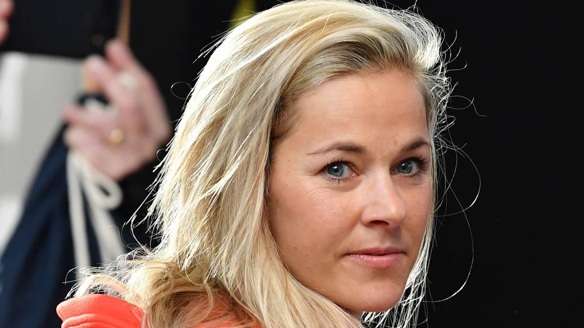 Langlauf-Ass Stefanie Böhler scheint sich im quietschbunten Outfit noch nicht so ganz wohl zu fühlen