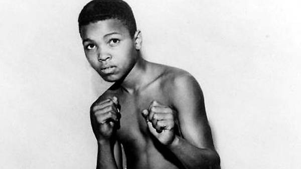 1954: Aus Wut über den Diebstahl seines Fahrrads beginnt Ali im zarten Alter von zwölf Jahren mit dem Boxtraining. Sein Coach ist Joe Martin, ein Polizist aus Louisville/Kentucky. Für seinen Debütkampf als Amateurboxer erhält er eine Gage von sage und schreibe vier Dollar