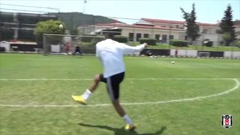 Kevin-Prince Boateng hat auch mit 33 Jahren noch einiges drauf. Das beweist der Routinier im Training bei seinem aktuellen Klub Besiktas Istanbul. 