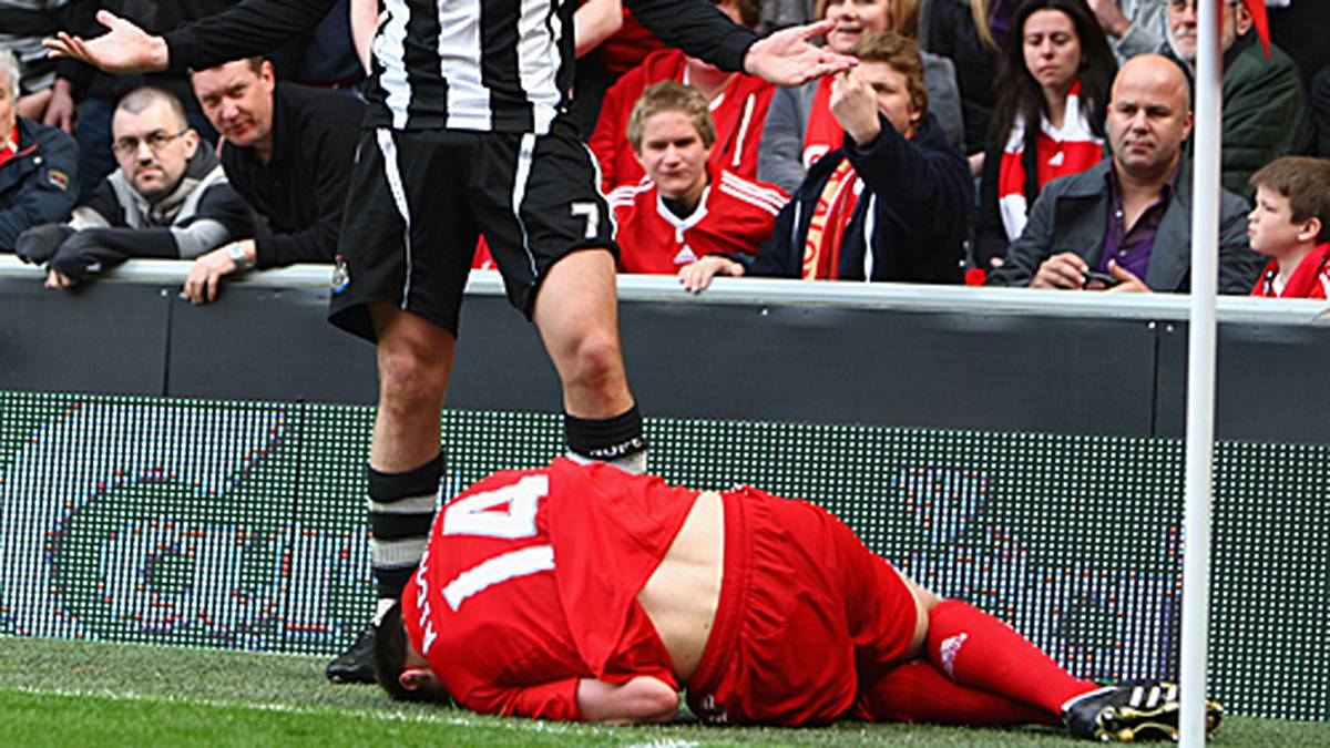 Mit Liverpool läuft es für Alonso allerdings nicht mehr besonders gut - und so ist im Sommer 2009 Schluss mit der Premier League. Nach 143 Liga-Spielen und 15 Treffern für Liverpool verabschiedet sich Alonso an der Mersey