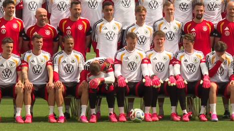 Oliver Baumann muss beim Fototermin für das offizielle Teamfoto vor der WM nießen. Seine Kollegen nehmen es mit Humor. 