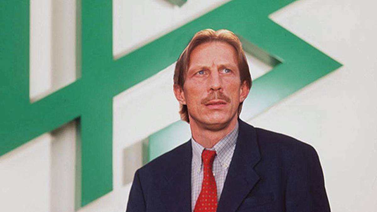 Dabei war Daum gerade auf dem Höhepunkt seiner Trainerkarriere angekommen. Nach der enttäuschenden EM 2000 will der DFB ihn als neuen Trainer unter Vertrag nehmen