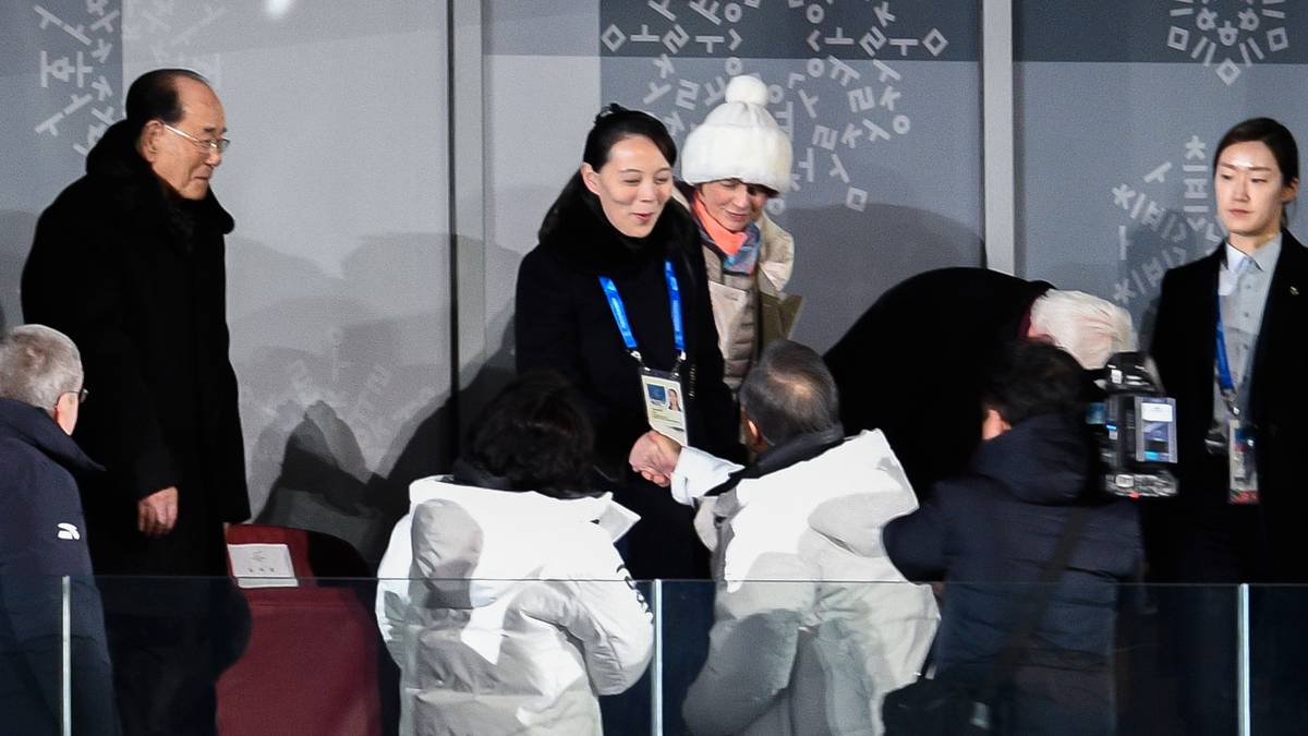 Anschließend kommt es zu einem historischen Moment: Moon Jae-in schüttelt mit Kim Yo Jong, Schwester von Nordkoreas Diktator Kim Jong Un, die Hände 