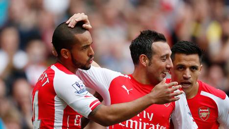 Theo Walcott (l.) und Santi Cazorla (M.) bleiben dem FC Arsenal treu