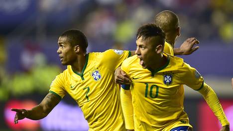 Douglas Costa und Neymar jubeln für Brasilien
