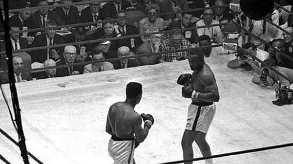 1964: Mit dem Selbstvertrauen einer makellosen Bilanz von 19 Siegen in 19 Kämpfen geht Ali in seinen ersten richtig großen Fight gegen Schwergewichts-Champion Sonny Liston