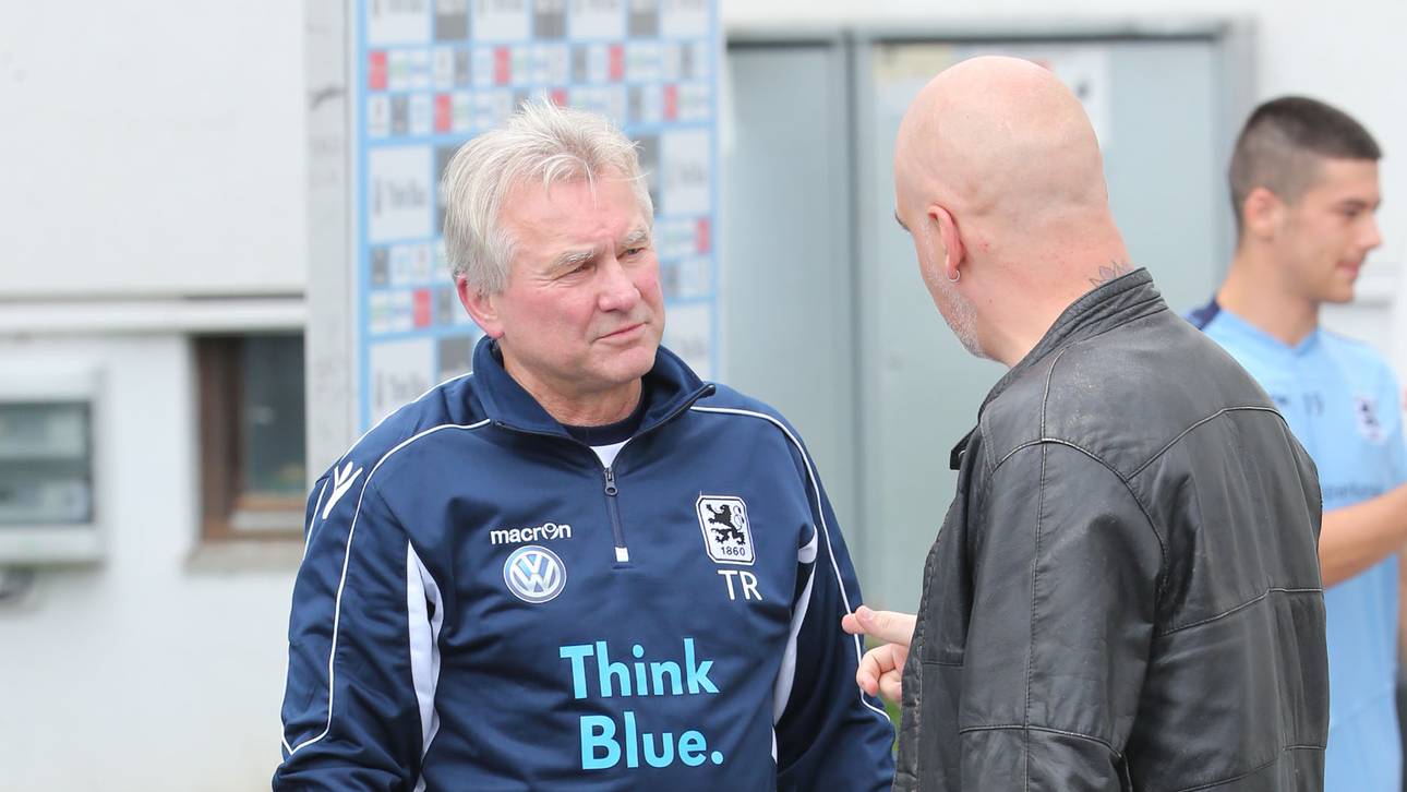 SPORT1-Reporter Reinhard Franke begrüßt Benno Möhlmann (l.) bei den Löwen